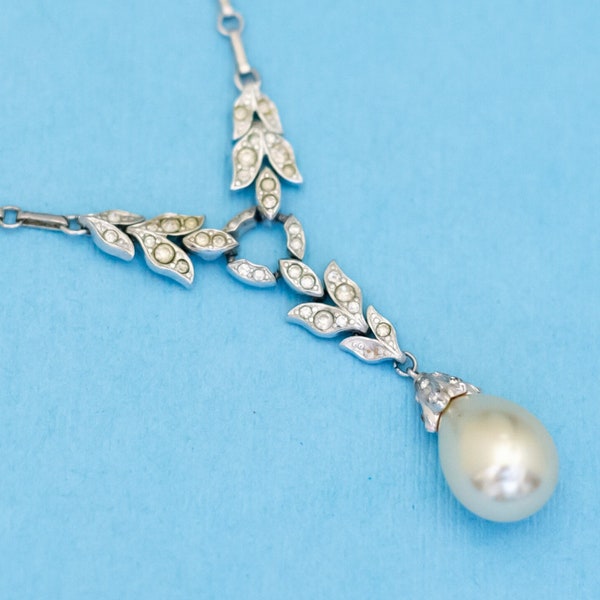 16 inch, Vintage White Faux Pearl Pendant Silver Tone Leaves Choker Necklace by Crown Trifari - N34