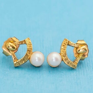 Vintage Bell Pearl Stud Earrings by Avon N26