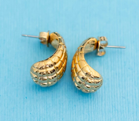 Vintage Shell Shape Gold Tone Stud Earrings by Av… - image 2