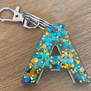 Porte-clés fait main lettre A en or bleu et blanc