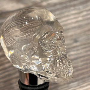 Tapón de vino de resina con forma de calavera transparente hecho a mano