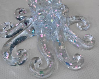 Polvo artesanal em resina transparente com flocos que mudam de cor.