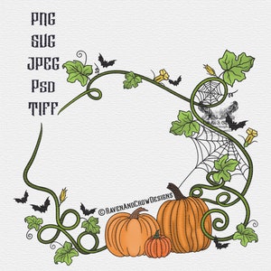 Puede incluir: Una ilustración digital de una corona de temática de Halloween con calabazas, murciélagos y enredaderas. La corona está hecha de enredaderas verdes con hojas y flores amarillas. Hay tres calabazas, una grande y dos pequeñas, y varios murciélagos volando alrededor de la corona. El texto "Raven and Crow Designs" está en la parte inferior de la imagen.