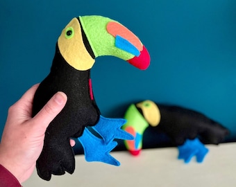 Tucán de peluche, juguete hecho a mano en fieltro