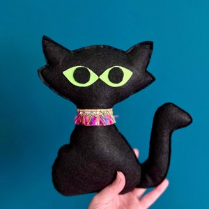 Peluche chat noir | Décoration en peluche chat noir | Chat atomique | Jouet en feutre fait main | Oreiller Kitty Kitty | Poupée chat personnalisée