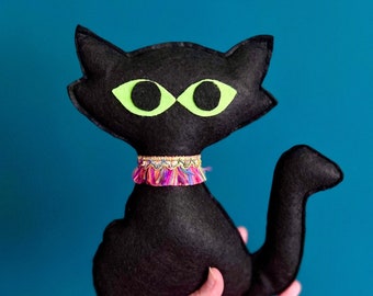 Peluche de gato negro de fieltro hecho a mano: Atomic Kitty Decor