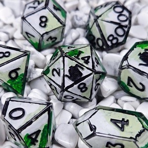 Ensemble de 7 dés faits main en résine polyédrique à bords tranchants A Study in Perspective, Donjons et dragons, dés TTRPG, D&D d20, dés Pop Art verts