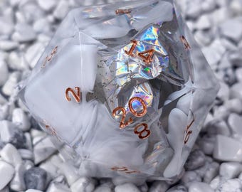 Gebrochene Reflektion: Handgefertigter 50 mm Chonk D20 Würfel für D&D