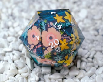 Blumenbemalt: Handgefertigter 50 mm Chonk D20 Würfel für D&D mit Blumen Washi Tape