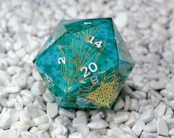 Vergoldete Sonnenblume: Handgefertigter 50 mm Chonk D20 Würfel für D&D mit Floral Washi Tape