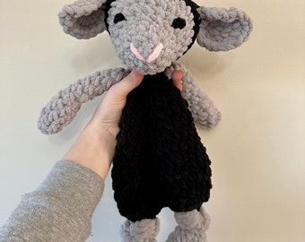 Doudou mouton noir noué en crochet