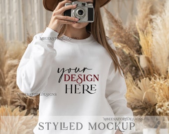 Vorderseite 18000 Gildan White Heavy Blend Sweatshirt Mockup Model, Boho Gildan 18000 Mockup, weißes Gildan 18000 Crewneck Mockup, G180 Unisex