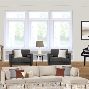 Op de afbeelding: Een woonkamer interieurontwerp met een witte hoekbank, twee grijze fauteuils, een zwarte vleugelpiano, een houten consoletafel met manden en een bruine leren fauteuil. De kamer heeft grote ramen, een open haard en een klok aan de muur.