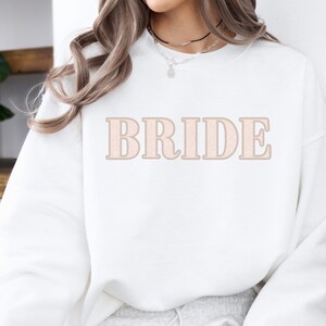 Sudadera de cuello redondo para novia, regalo de boda, regalo de compromiso para la fiesta nupcial, regalo para la futura señora o la nueva señora, regalo para la despedida de soltera, letras con estampado floral