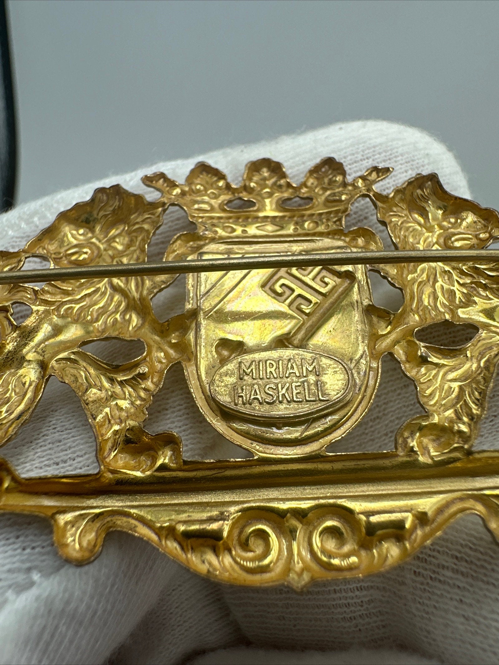MIRIAM HASKELL ヴィンテージブローチ　ゴールド　イギリス紋章 Vintage Miriam Haskell Heraldic Crest Brooch Pin Lions Key