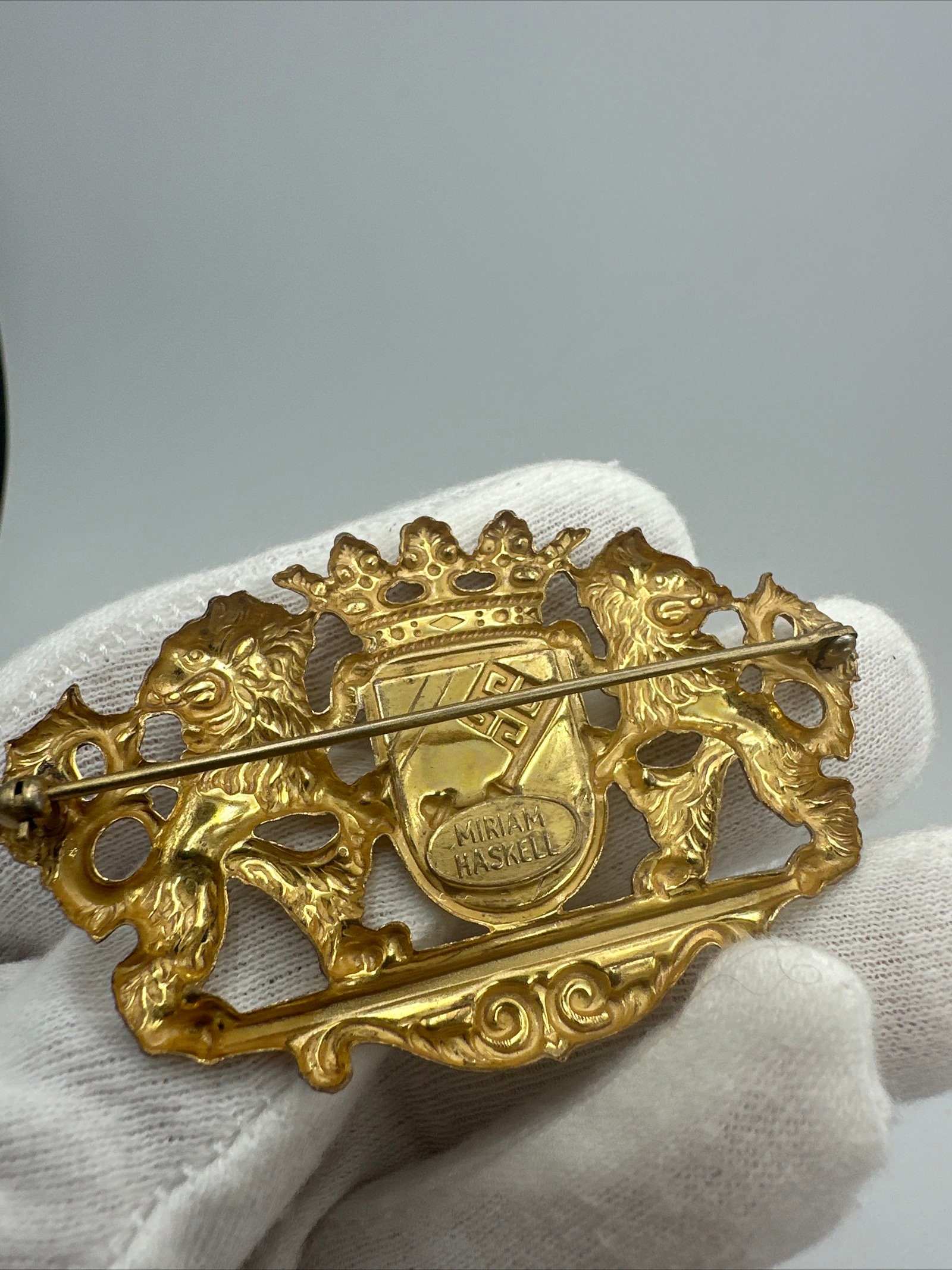 MIRIAM HASKELL ヴィンテージブローチ　ゴールド　イギリス紋章 Magnificent Rare Miriam Haskell Signed Brooch Gold Filigree