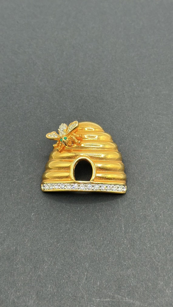 1980's Joan Rivers Gold Plated Bee Hive Brooch - image 3