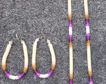 Conjunto de collar y pendientes de cuerda con cuentas, hecho por nativos americanos.