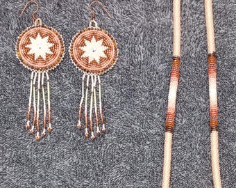 Conjunto de collar y pendientes de cuerda con cuentas, hecho por nativos americanos.