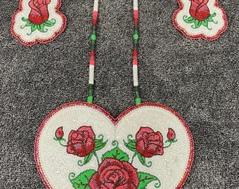Conjunto de medallón y pendientes de rosa extragrandes totalmente bordados con cuentas. *¡ARTE PARA LUCIR!*