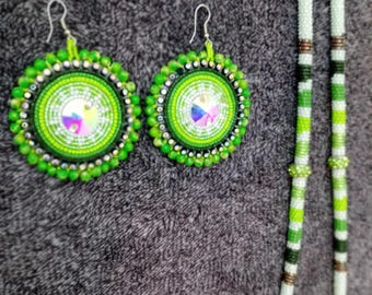 Conjunto de collar y pendientes hechos por nativos americanos