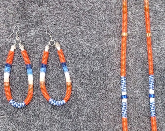 Conjunto de collar y pendientes de cuerda con cuentas, hecho por nativos americanos.