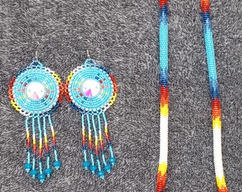 Conjunto de collar y pendientes de cuerda con cuentas, hecho por nativos americanos.
