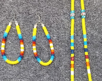 Conjunto de collar y pendientes de cuerda con cuentas, hecho por nativos americanos.