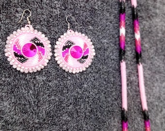 Conjunto de collar y pendientes de cuerda con cuentas, hecho por nativos americanos.