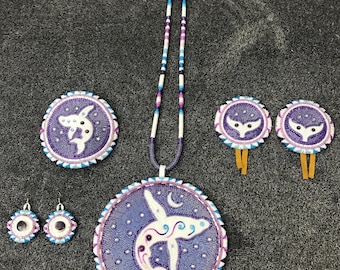 Conjunto extragrande de medallón, pendientes, gomas para el pelo y horquilla de estilo nativo americano, completamente bordados con cuentas — Putep en aguas de medianoche. *¡ARTE PARA LUCIR!*