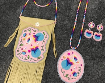 Conjunto extragrande de bolso, medallón y pendientes a juego, totalmente bordados con cuentas, de estilo nativo americano: “Floral Days”. *¡ARTE PARA LUCIR!*