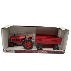 Farmall tractor and Wagon Set NIB By Ertl circa 1990 Steel 1:16 scale Die Cast