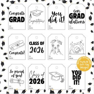 Op de afbeelding: Twaalf afstudeergeschenk-tagontwerpen met zwarte tekst en illustraties op witte tags. Zinnen zijn onder meer "Congrats Grad", "You did it!" en "Class of 2026". Elke tag heeft een ruimte om "Aan:" en "Van:" te schrijven.