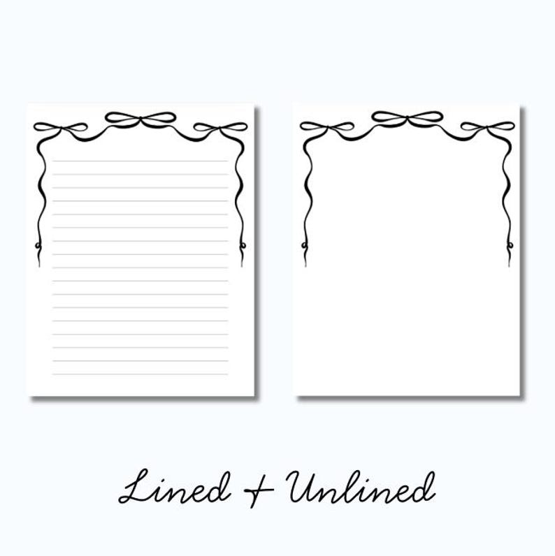 Op de afbeelding: Twee witte notitieblokken, &eacute;&eacute;n gelijnd en &eacute;&eacute;n ongelijnd, met een zwart lintontwerp langs de boven- en zijkanten. De tekst "Lined + Unlined" is in cursieve letters onderaan de afbeelding geschreven.