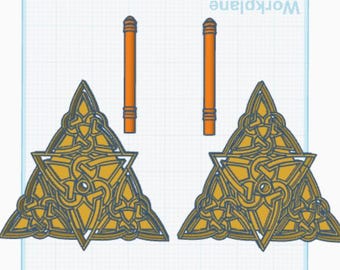 Puede incluir: Dos diseños triangulares de nudo celta de color dorado con intrincados patrones. Cada diseño está coronado con una varilla cilíndrica naranja delgada.