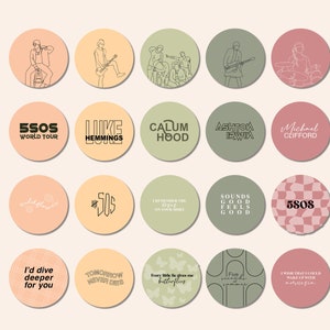 Può includere: Un set di 16 adesivi rotondi con vari design relativi alla band 5 Seconds of Summer. Gli adesivi presentano i nomi dei membri della band, i testi delle canzoni e i loghi della band in bianco e nero su una varietà di sfondi colorati, tra cui pesca, verde e rosa.