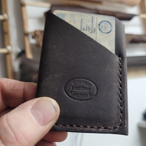 Monedero de tarjeta minimalista en tabaco.