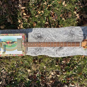 WoodRocks Ashton San Cristobal Elegancia Cigar Box Guitar