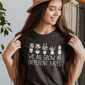 We All Grow At Different Rate, Kindergarten Shirt, Lehrer Leben Elementary Shirt, Lehrer Shirts, Lustiges Lehrer Shirt, Geschenk für Lehrer