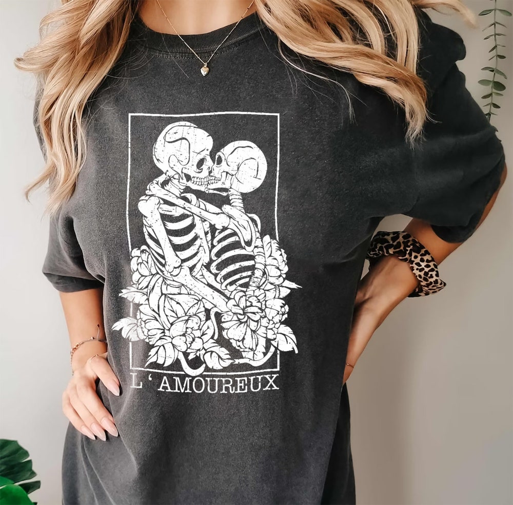 Teechic Style Kissing Skeleton Shirt, Skeleton Shirt, Halloween Shirt, Aesthetic Shirt, Tumblr Shirt, Grunge Shirt, Gothic Shirt Comfort