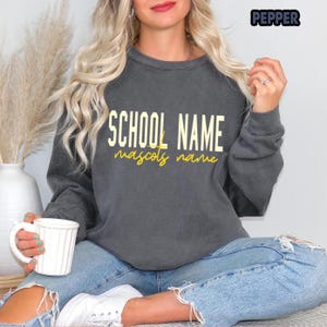 Chemise d&#39;école personnalisée, t-shirt avec texte personnalisé, chemise avec logo d&#39;école, chemise mascotte d&#39;équipe, t-shirt d&#39;école, col rond d&#39;école personnalisé Comfort Colors®