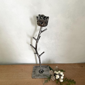 Expositor de joyas con forma de rosa de metal hecho a mano