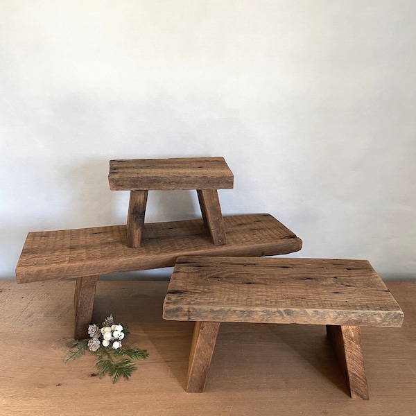 Taburete de madera de granero, taburete antiguo de madera de granero, NO ES UN TABURETE DE ESCALÓN, taburete de madera hecho a mano, taburete pequeño, taburete rústico, decoración de centro de mesa