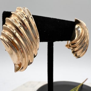 Earrings Chanel Gold in Metal - 32560727