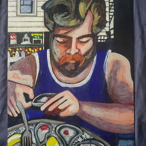 Puede incluir: Pintura al óleo de una persona con una camiseta sin mangas azul comiendo ostras. La pintura tiene un estilo rústico, con un enfoque en el rostro de la persona y las ostras en una bandeja plateada. El fondo incluye un edificio y una ventana.