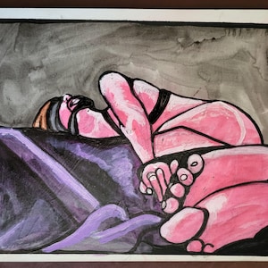 Op de afbeelding: Aquarel schilderij van een persoon die ligt, met roze huid en zwarte accenten. De persoon ligt op een paars oppervlak, met een grijze achtergrond. De ogen van de persoon zijn bedekt met een zwart blinddoek.