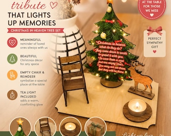 Puede incluir: Un juego de árbol de Navidad en el cielo con un árbol de Navidad de madera, una silla, un reno y una vela de té. El árbol tiene una estrella y un mensaje. Un regalo de pésame perfecto.