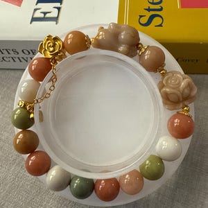 High Quality Custom-Made Delicate Pastel Natural Alashan Agate Crystal Bracelet with Carved Rabbit and Peony Flower Charms