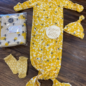 Personalized Baby Bumble Bee Newborn Gown, Baby shower Gift, Knotted Gown, Hospital Baby Outfit, Baby Sleeper, Newborn Set, bee blanket