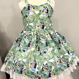 Chien bleu Bluey bingo inspiré de la jungle robe enfant en bas âge personnalisé robe de soirée d&#39;anniversaire feuille tissu thème robe de soirée chien de l&#39;espace bleu spectacle robe bingo